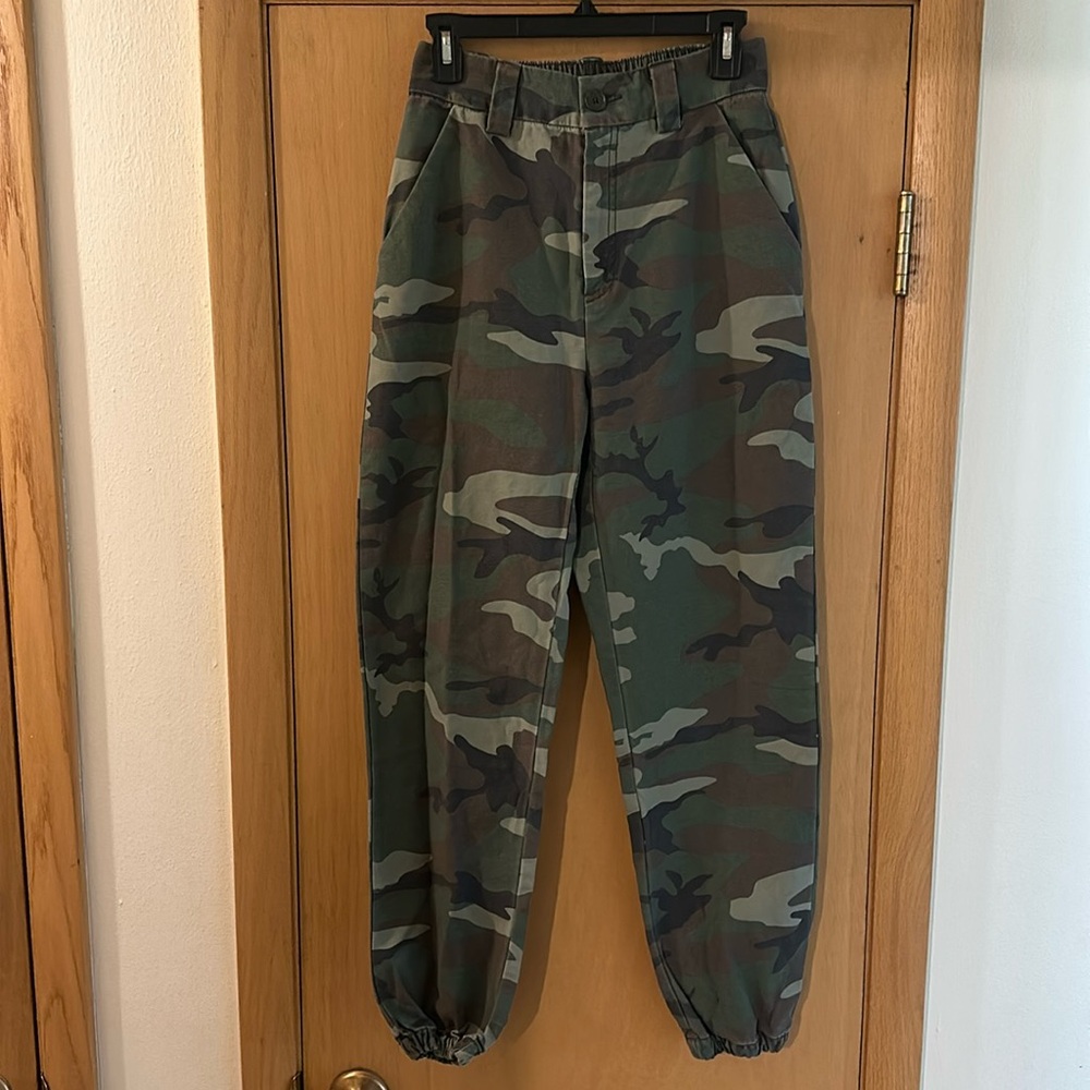 TNA Aritzia Women’s Camo Utility Joggers Pants Army Green Size Small